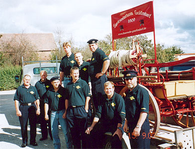 Gruppenfoto vor FW-Festumzug in Trebbin (Foto: 2002)